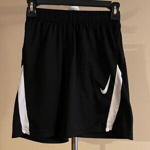 Boy's Nike Dri Fit Gym Shorts Size M Pre-owned
